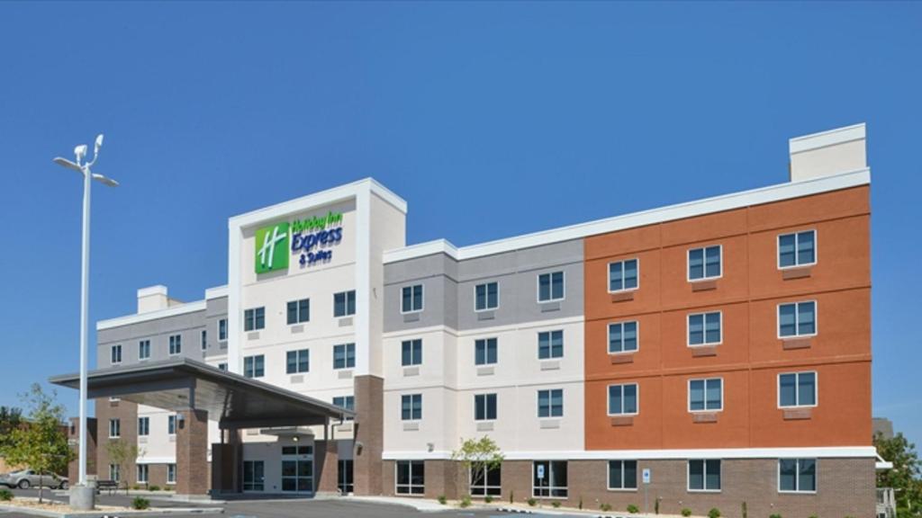Holiday Inn Express & Suites Lexington Midtown - I-75