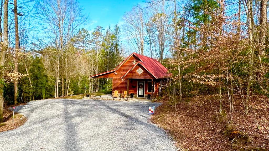 Twinn Peaks Mountain Cabin-Modern-Updated-Rafting on Ocoee River-Hiking-Waterfalls-WiFi-Pets OK